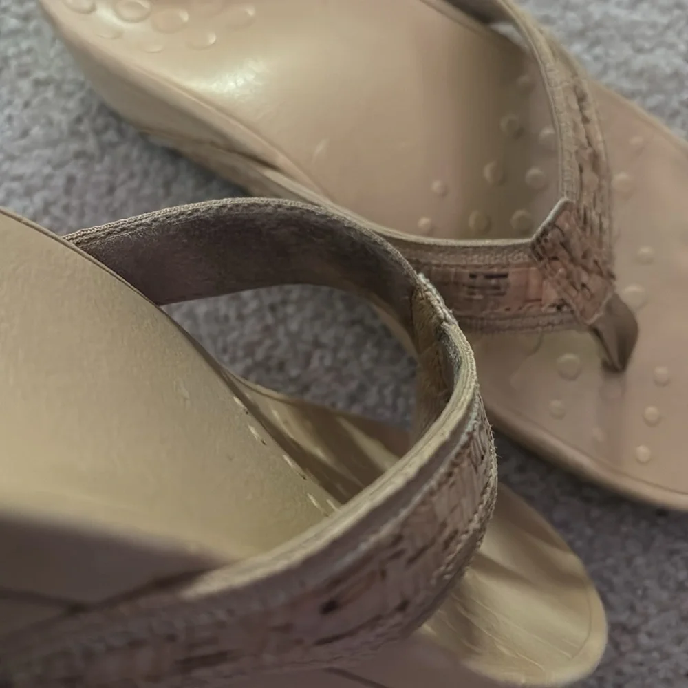 Vionic Women's Beige Sandals size 8